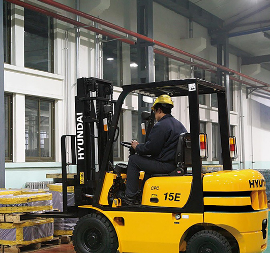 現代叉車怎么用（現代叉車的使用方法及注意事項）